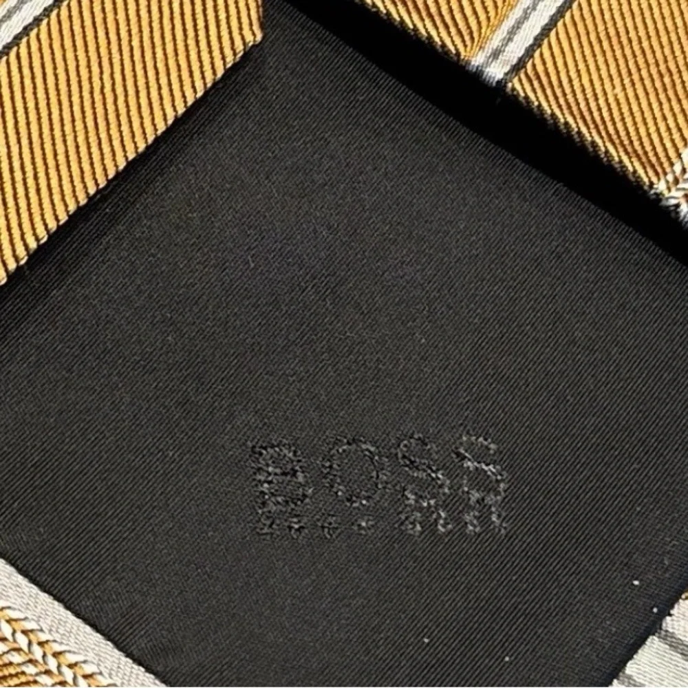 Hugo Boss Elegant Gold and Black Striped Men's tie - Picture 2 of 3